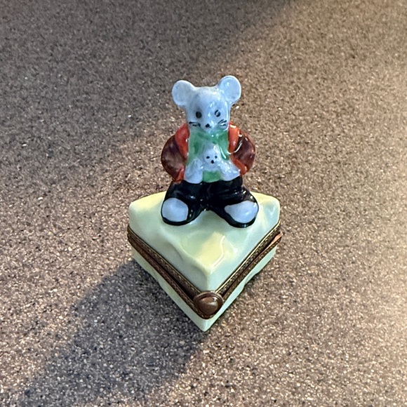 Limoges Peint Main Mouse & Child Wedge Swiss Cheese Porcelain Trinket Box